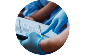doctor revisando documento