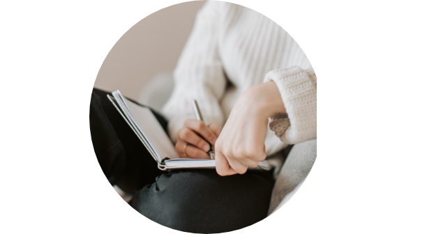mujer escribiendo en agenda