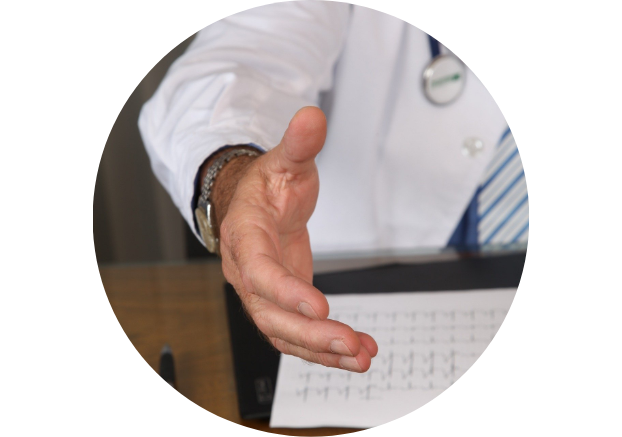 Doctor extendiendo la mano