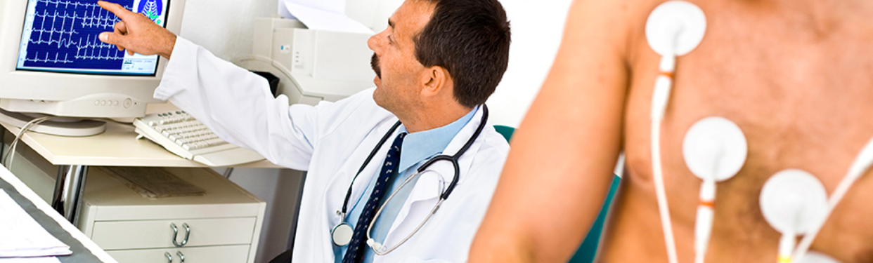 doctor revisando electrocardiograma