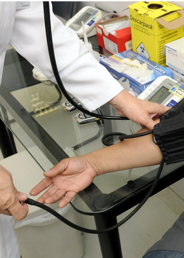 doctor midiendo presion