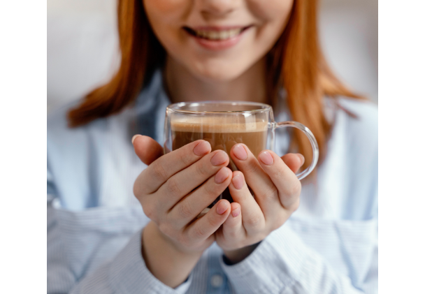 mujer tomando café