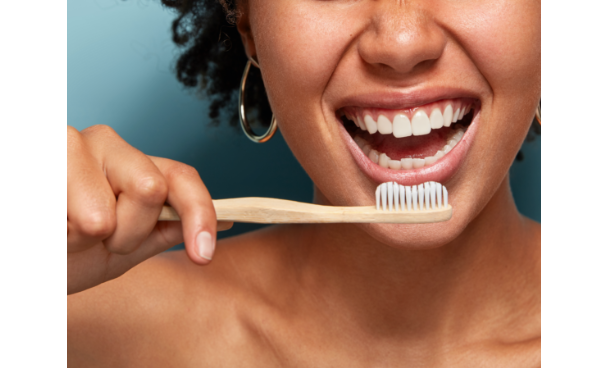 Mujer cepillandose los dientes