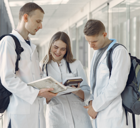 estudiantes de medicina platicando