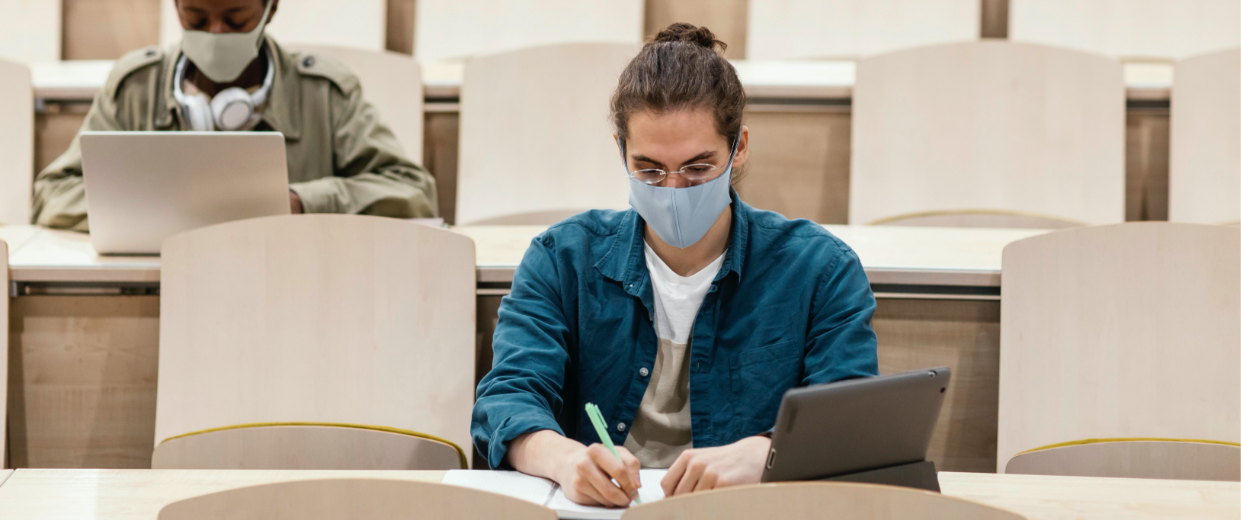 Estudiante con cubrebocas