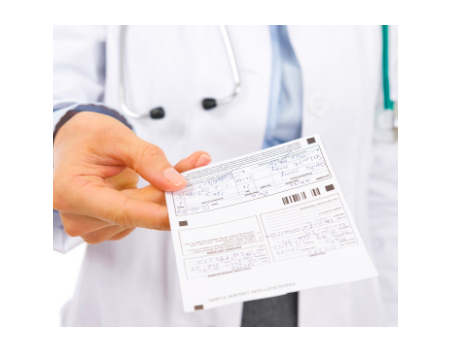Doctor dando una receta