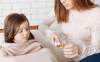niña tomando medicina