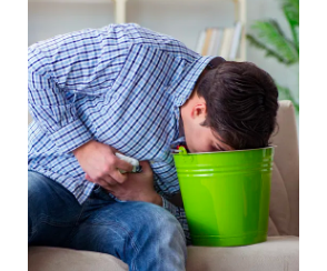 hombre vomitando en cubeta