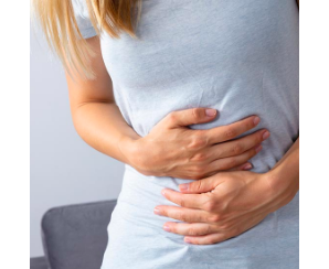 mujer doliéndose del estómago