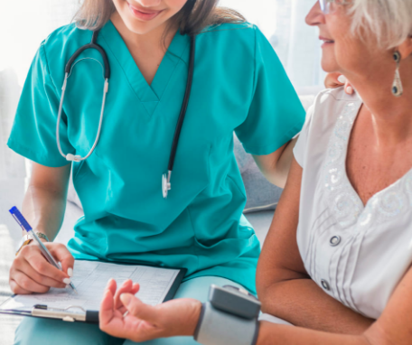 doctora y mujer anciana