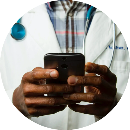 doctor con celular